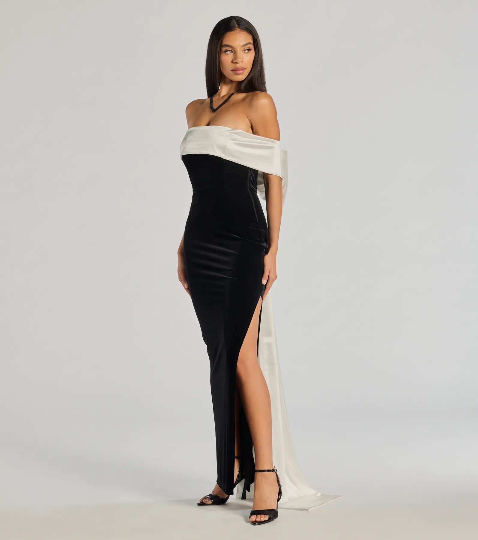 Verona Off-The-Shoulder Bow Back Velvet Formal Dress - Image 4